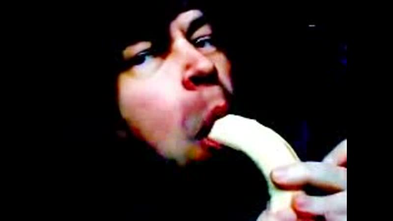 Маньяк сосёт член у мертвого мужика ( в конце видео маньяк сожрал член ртом )