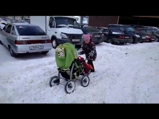 Девочка застряла в снегу с коляской