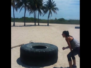 Zahonline#pause #workout #bythebeach #miam #southbeach