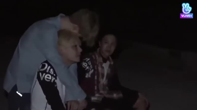 Ребята успокаивают тэхёна