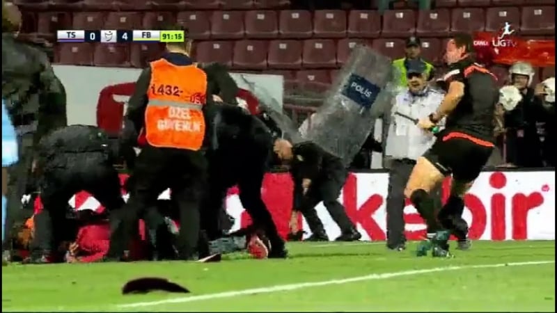 Футбол болельщик избил помощника судьи во время матча «трабзонспор» «фенербахче»