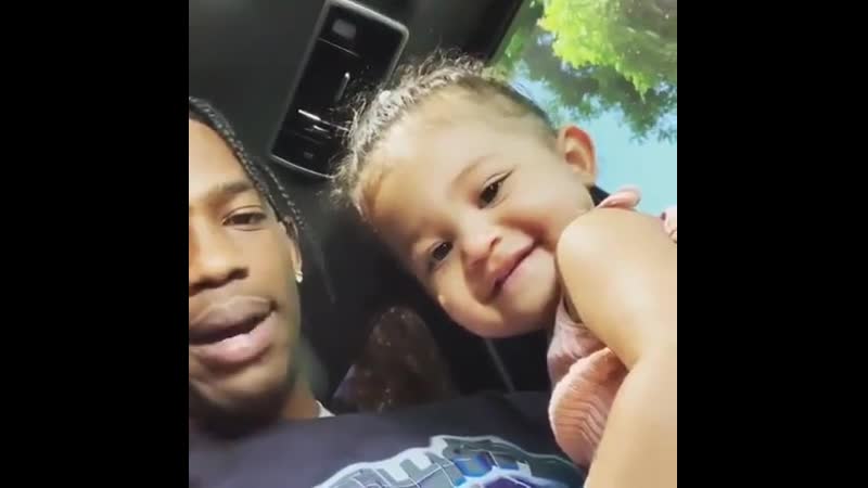 Трэвис учит дочурку говорить