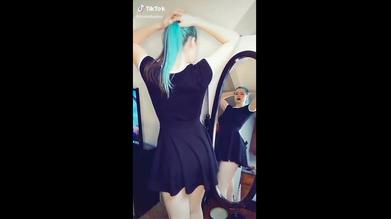 Юбка взлетела трусики засветила