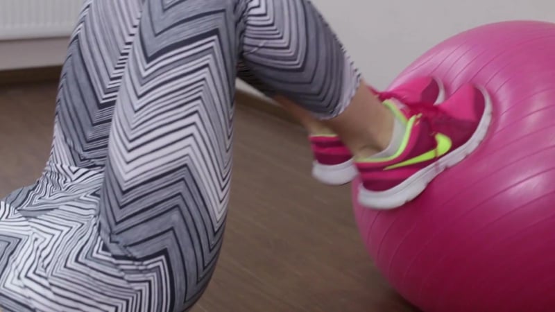 Ноги и попа будут гореть тренироа с фитболом