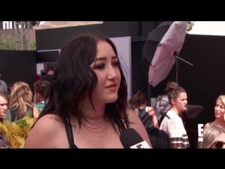 Does noah cyrus feel the pressure of being mileys sister e! live from the red