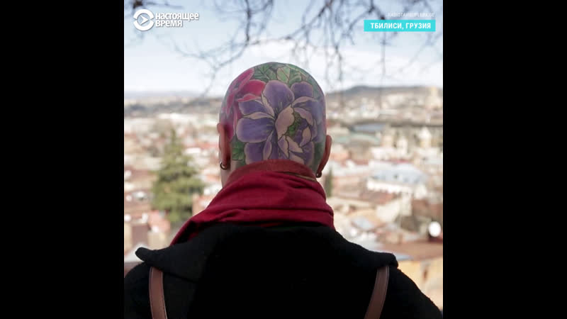 Потерявшая волосы девушка набила татуироу на голове