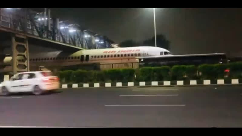 В дели самолёт в цветах air india застрял под пешеходным переходом на шоссе в районе аэропорта