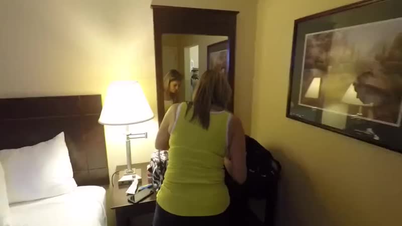 Жена встречает гостей