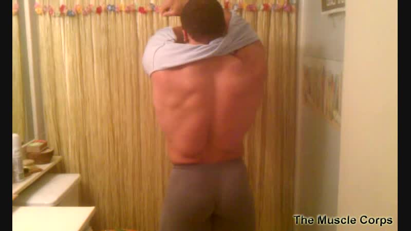 #гейхран домашнее бодибилдер демонстрирует булочки гей эротика качки порно мускулы мышцы позирование чемпионат подготоа