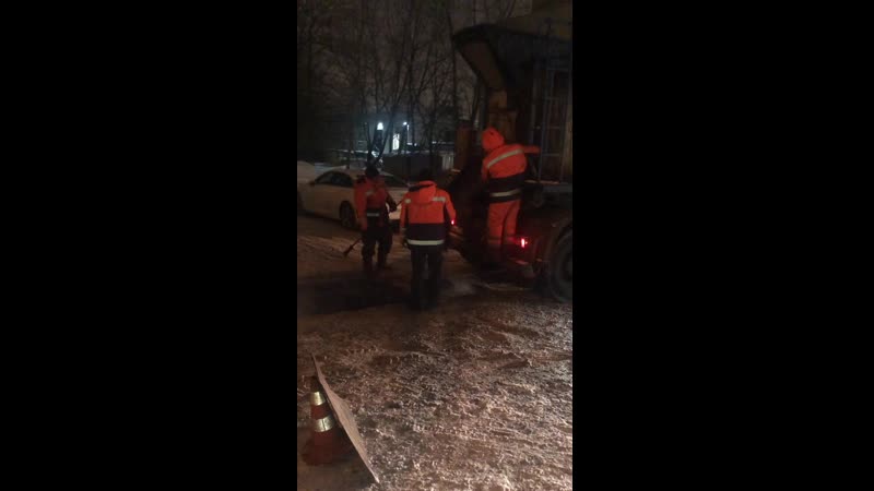 В марьино кладут асфальт на снег