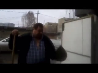 Ебнул кувалдой по голове