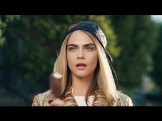 Сексуальная кара делевинь (cara delevingne) в рекламе magnum x moschino (2017) 1080p