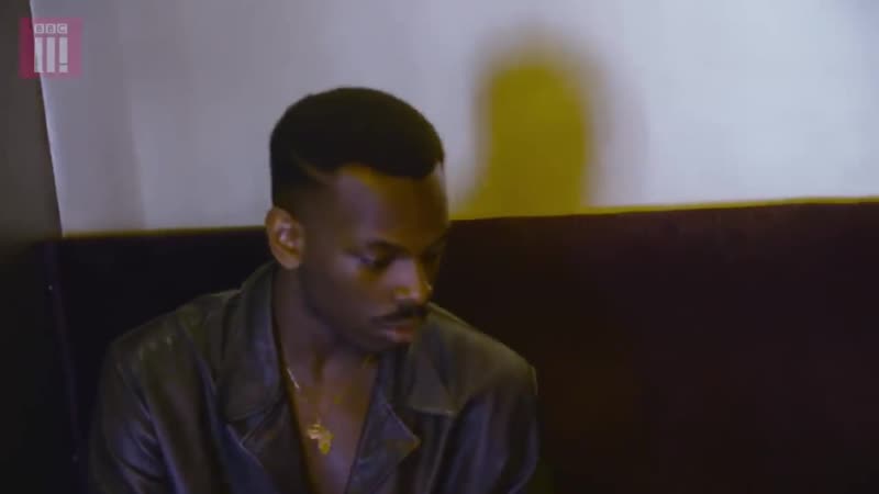 Негр с пальцем у виска мем показывает пальцем висок мем