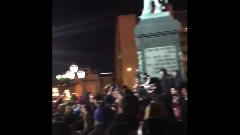 Скандируют «власть должна ответить»