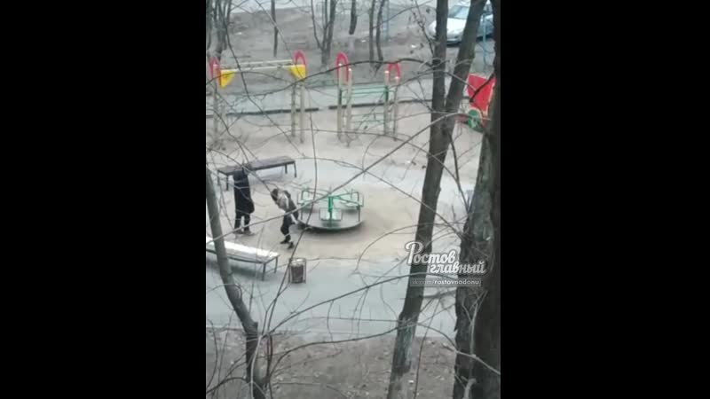 Парень катает девушку на карусели ростов на дону главный