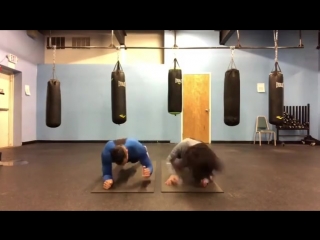 Эта парочка очень постоянно мотивирует своих подписчиков интересными парными тренироами