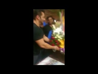 Salman khan meeting up &giving autographs to girls&boys from kashmir at yrf studio(sep28)!