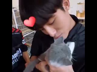 Lucas deadass handed the cat to winwin like it was a baby wayv best dads ever