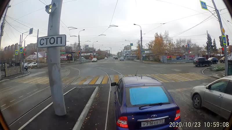 Перекрыл проезд трамваю