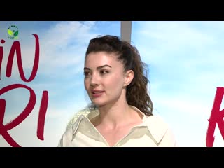 Burcu özberk, muhabi̇rlerle sohbete daldiğinda şakaci ki̇şi̇li̇ği̇ni̇ nasil gösterdi̇؟