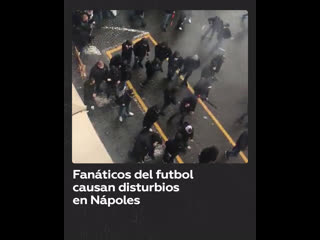 Fanáticos del club de fútbol napoli se enfrentan con la policía