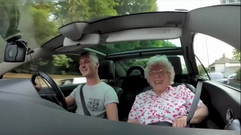 Внук креативно поздравляет бабушку с 86 летием