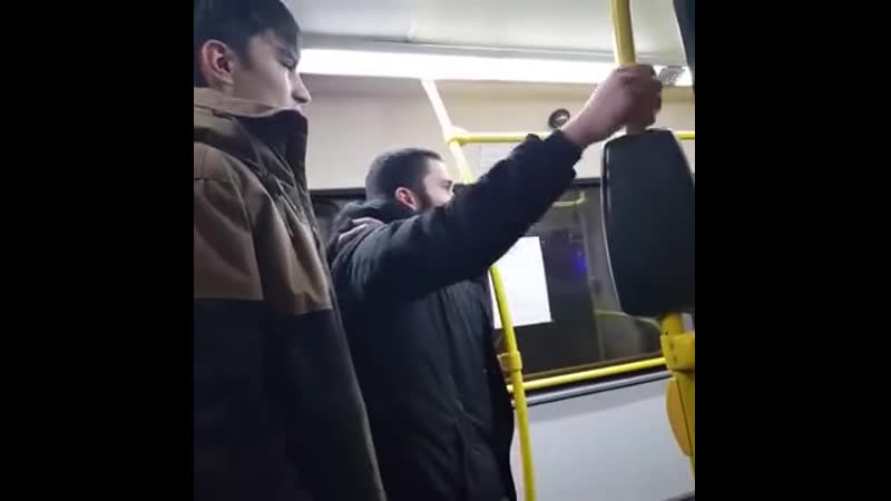 Мигранты толпой зарезали мужчину в автобусе 13 ножевых