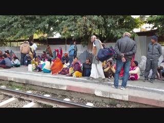 Kumbh mela 2019 huge number of people are waiting for train prayagraj ardh k