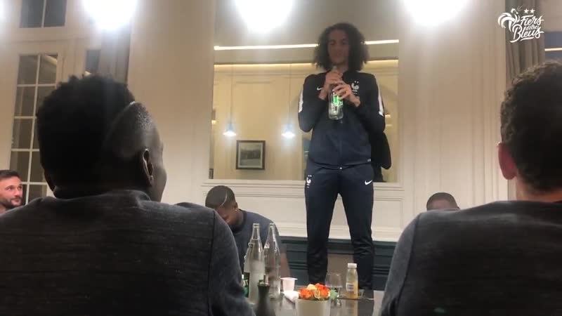 Matteo guendouzi et jonathan ikoné ont dû chanter devant le groupe hier soir