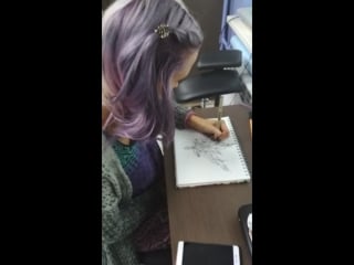 Александра создает эскиз)