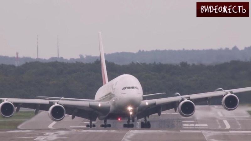 Ветер сносит самолет весом 434 тонны © видеожесть