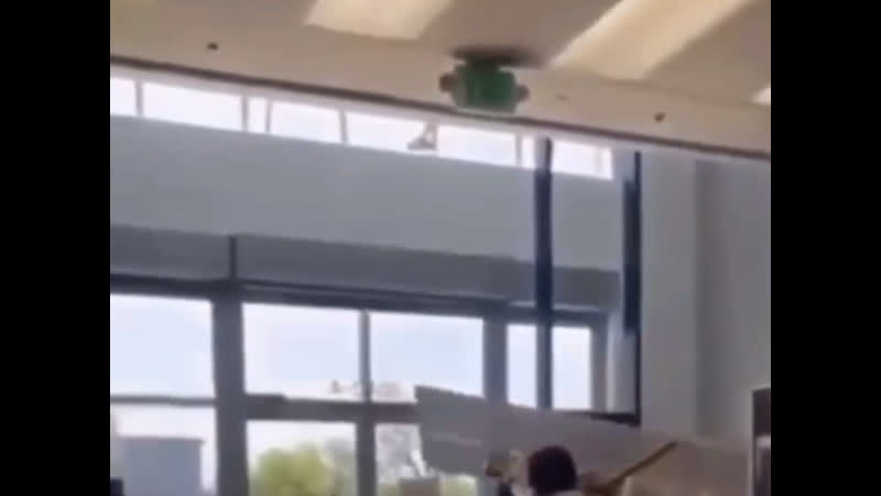 Каждому пиндосу по айфону свобода и демократия