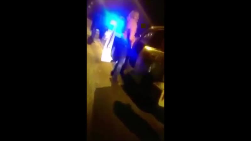 Баба ссыт на проезжей части