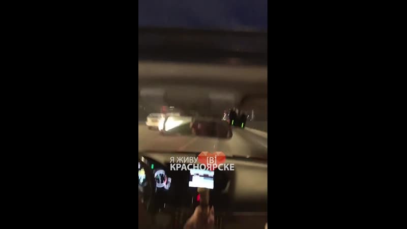 Девушки пьют коньяк за рулём