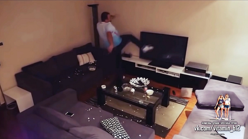 Жесть!! жена решила пошутить над мужем во время матча (смотреть до конца) prank / пранк; ору