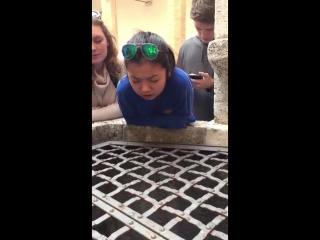 Девушка поет в колодец песню hallelujah (vhs video)