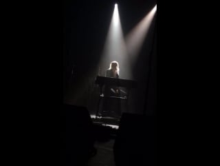 Lynn gunn pvris separate the end of the song live in antwerp, belgium ♥