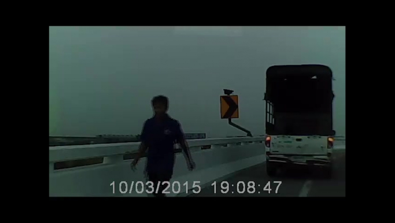 Мотоциклист из германии погиб в таиланде, сорвавшись с 15 метрового моста