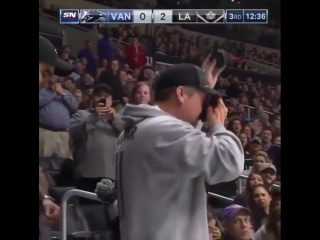 Шайба разбила лицо болельщику