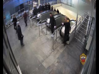 Жена трогает член мужчины в метро - порно видео на chelmass.ru