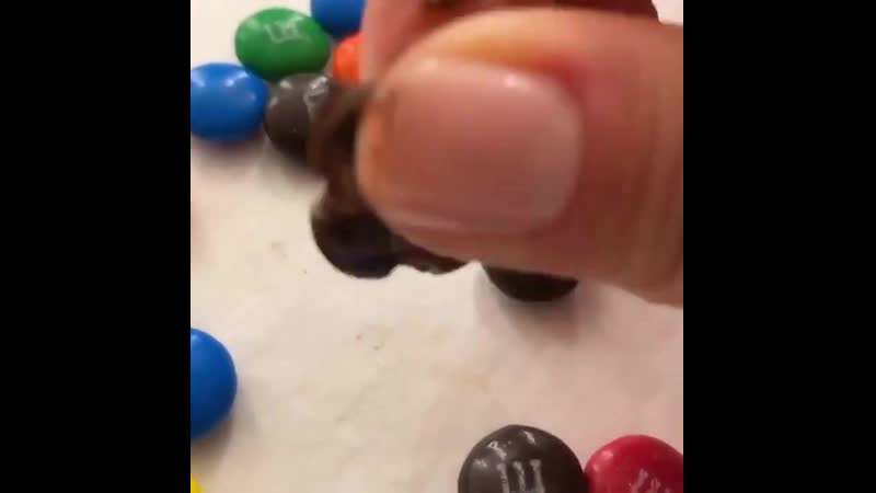 В сети набрал популярность новый способ поедания m&amp;m's