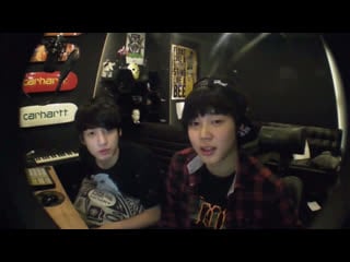 I find it so funny they just both nod their heads in agreement and to the music lmfao