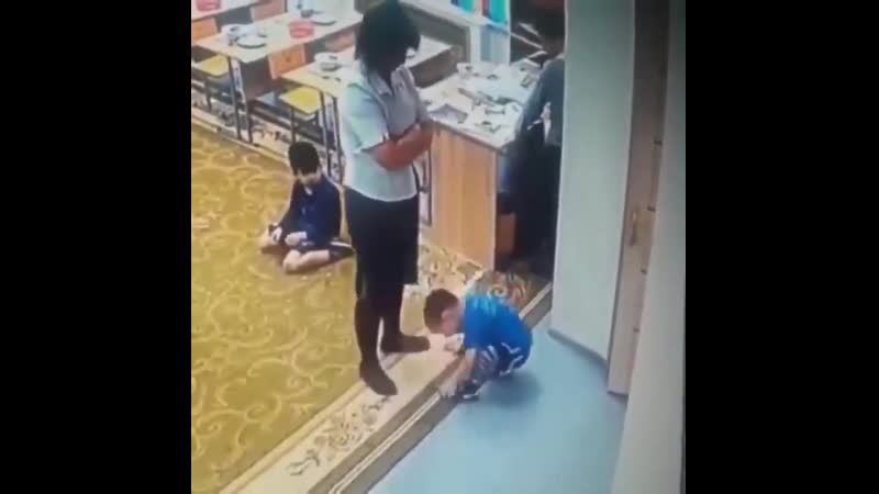 В атырау воспитательница одного из молодые садов попала в объектив видеокамер во время избиения секс ребенка уголовное р