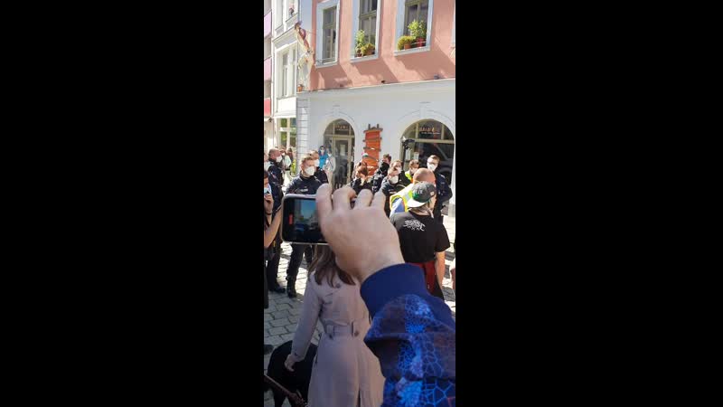 Polizistin droht mit waffeneinsatz auf corona demo