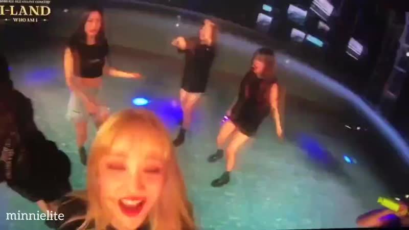 Compilation of twerking miyeon &amp; idle on online concert
