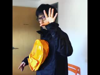台湾のファンの方にいただいたbb pod風バッグで遊ぶ小島監督 hideo kojima playing around with the bbpod ish bag that