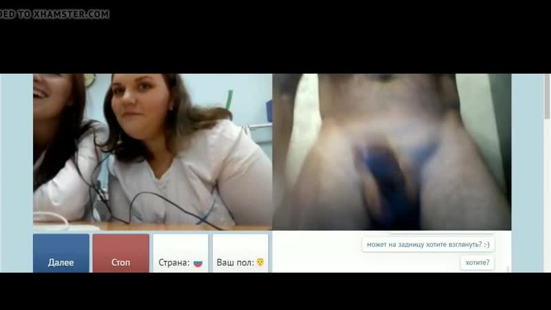 Порно видео Девушки смотрят на член на публике
