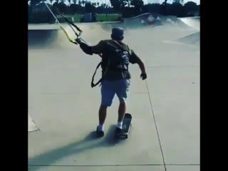 С кайтом в скейтпарке