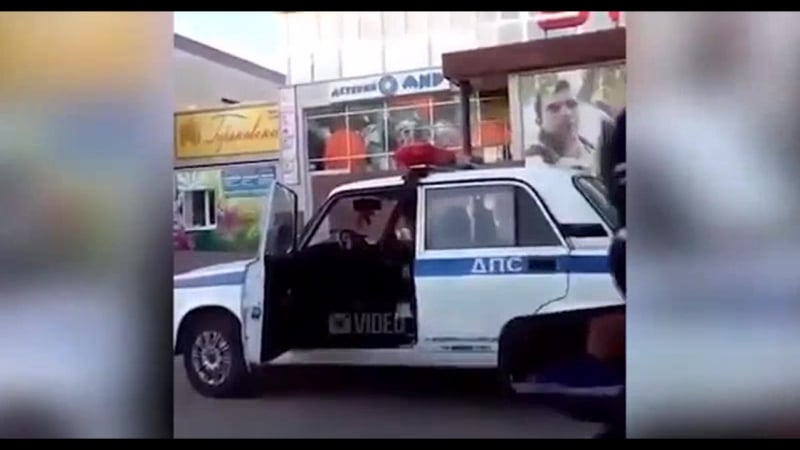 Драка пьяного дебошира с сотрудником дпс попала на видео