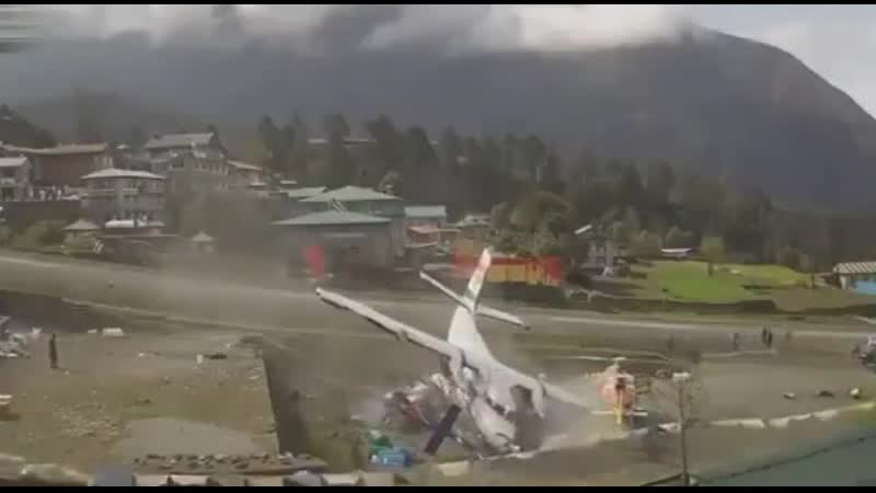Авиакатастрофа пассажирский самолет столкнулся с вертолетом во время посадки на аэродроме в непале ужас шок трагедия 18+
